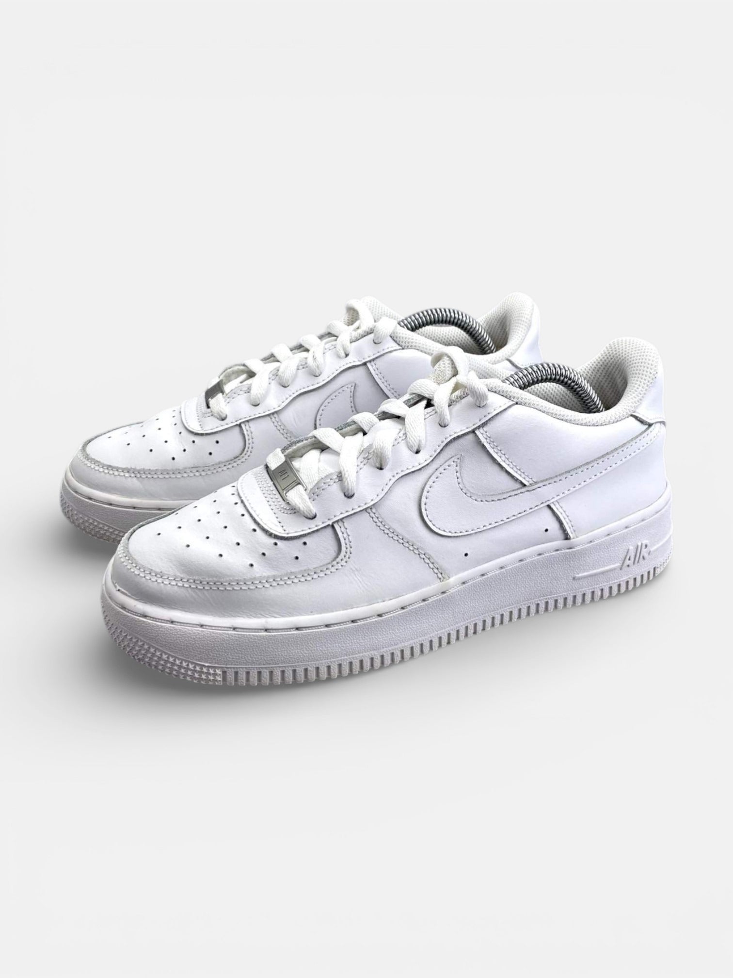 Nike Air Force 1 Low Triple White — buty sportowe damskie w bardzo dobrym stanie rozmiar 39, widok z boku
