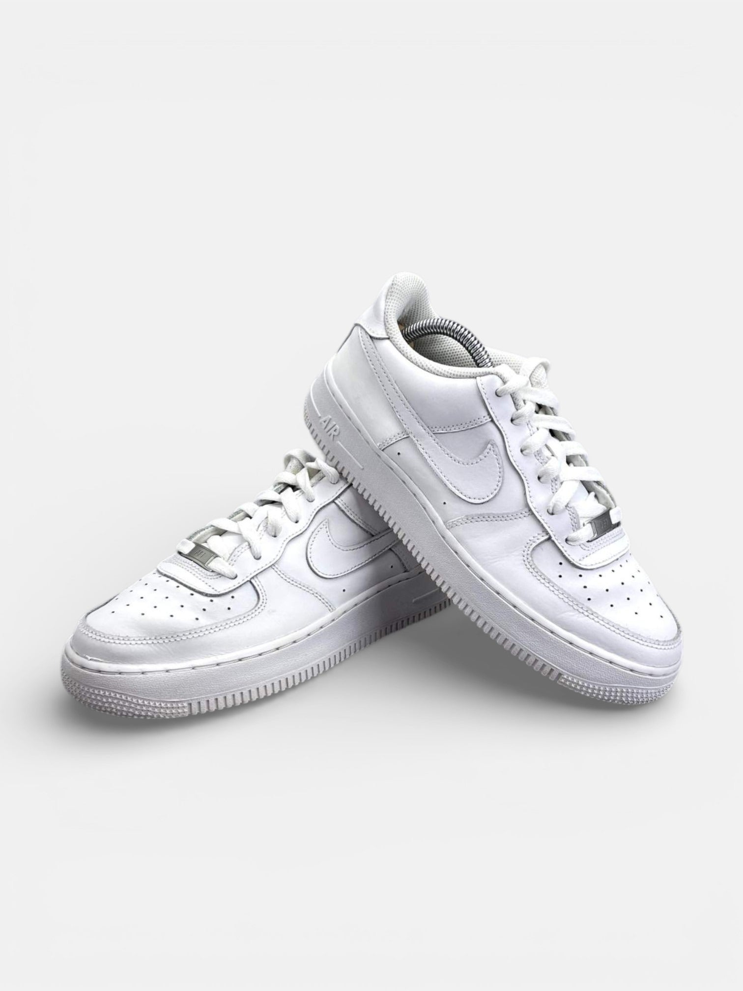 Nike Air Force 1 Low Triple White — buty sportowe damskie w bardzo dobrym stanie rozmiar 39, boczny profil
