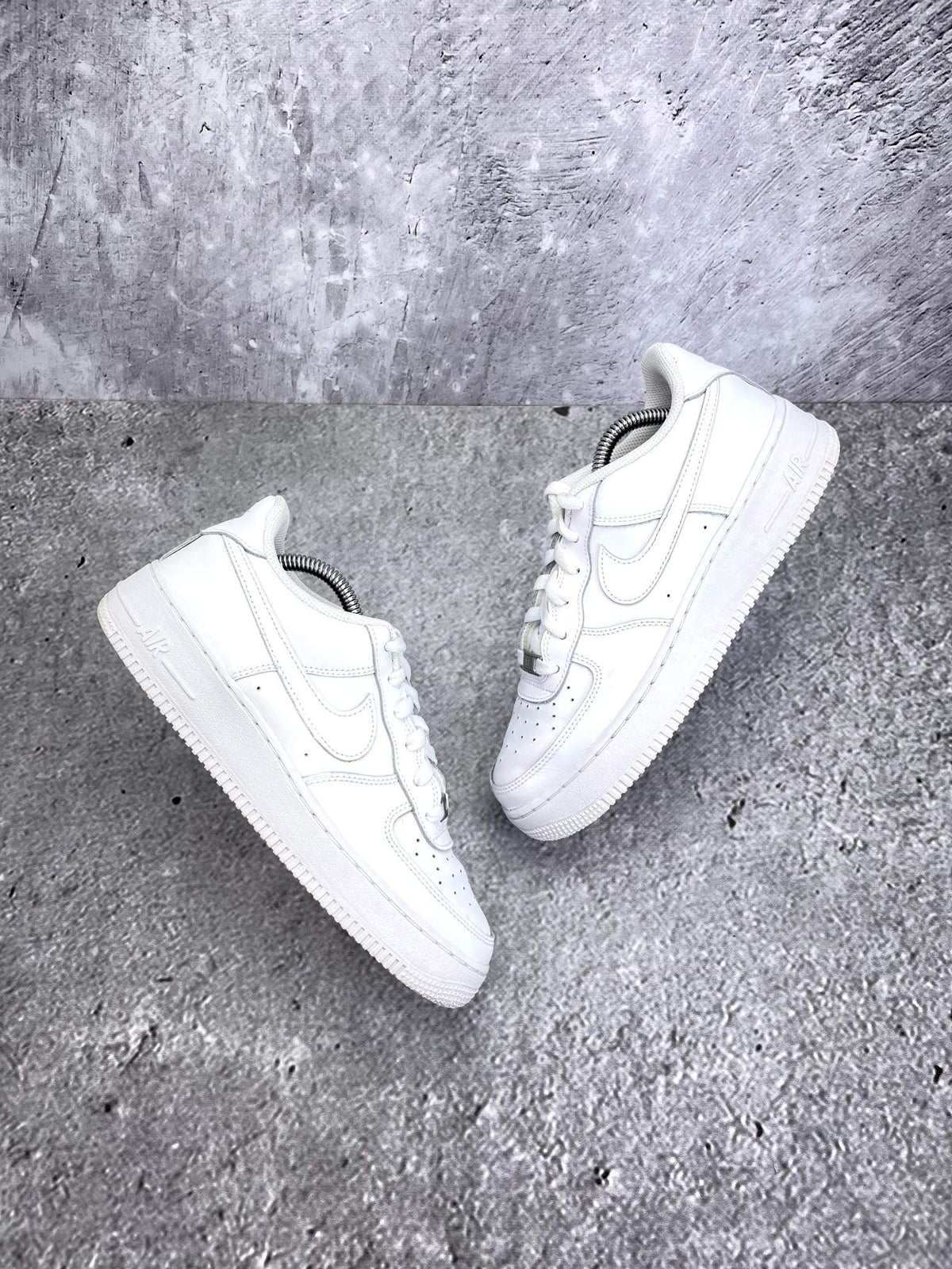 Nike Air Force 1 Low Triple White — buty sportowe damskie w bardzo dobrym stanie rozmiar 39, widok z góry na zewnętrzną stronę butów