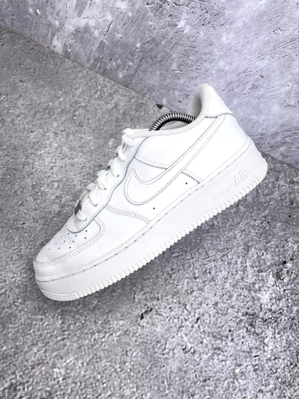 Nike Air Force 1 Low Triple White — buty sportowe damskie w bardzo dobrym stanie rozmiar 39, zewnętrzny panel lewego buta
