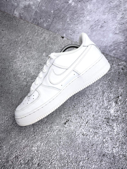 Nike Air Force 1 Low Triple White — buty sportowe damskie w bardzo dobrym stanie rozmiar 39, wewnętrzny panel prawego buta