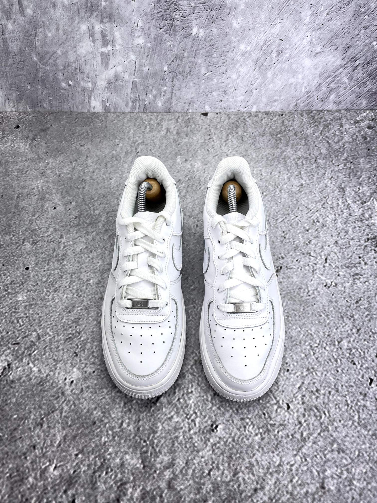Nike Air Force 1 Low Triple White — buty sportowe damskie w bardzo dobrym stanie rozmiar 39, widok z góry