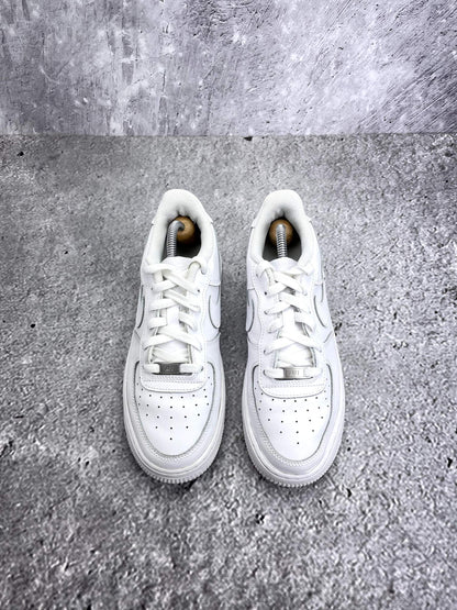 Nike Air Force 1 Low Triple White — buty sportowe damskie w bardzo dobrym stanie rozmiar 39, widok z góry