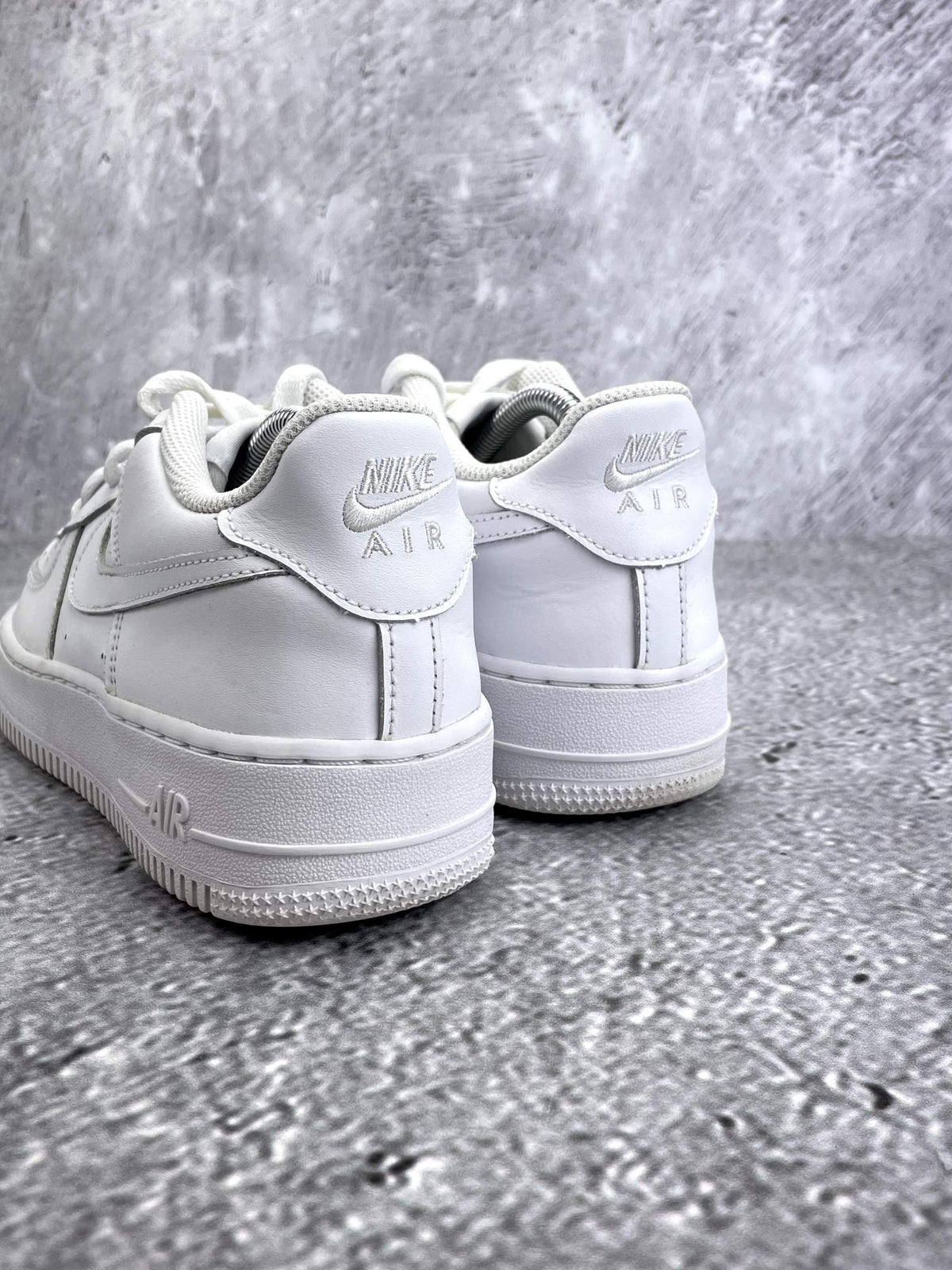 Nike Air Force 1 Low Triple White — buty sportowe damskie w bardzo dobrym stanie rozmiar 39, widok z tyłu