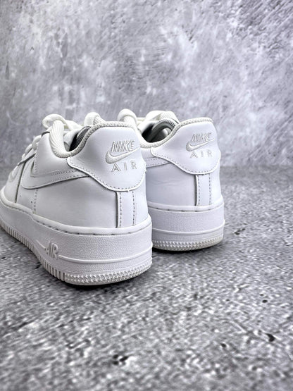 Nike Air Force 1 Low Triple White — buty sportowe damskie w bardzo dobrym stanie rozmiar 39, widok z tyłu