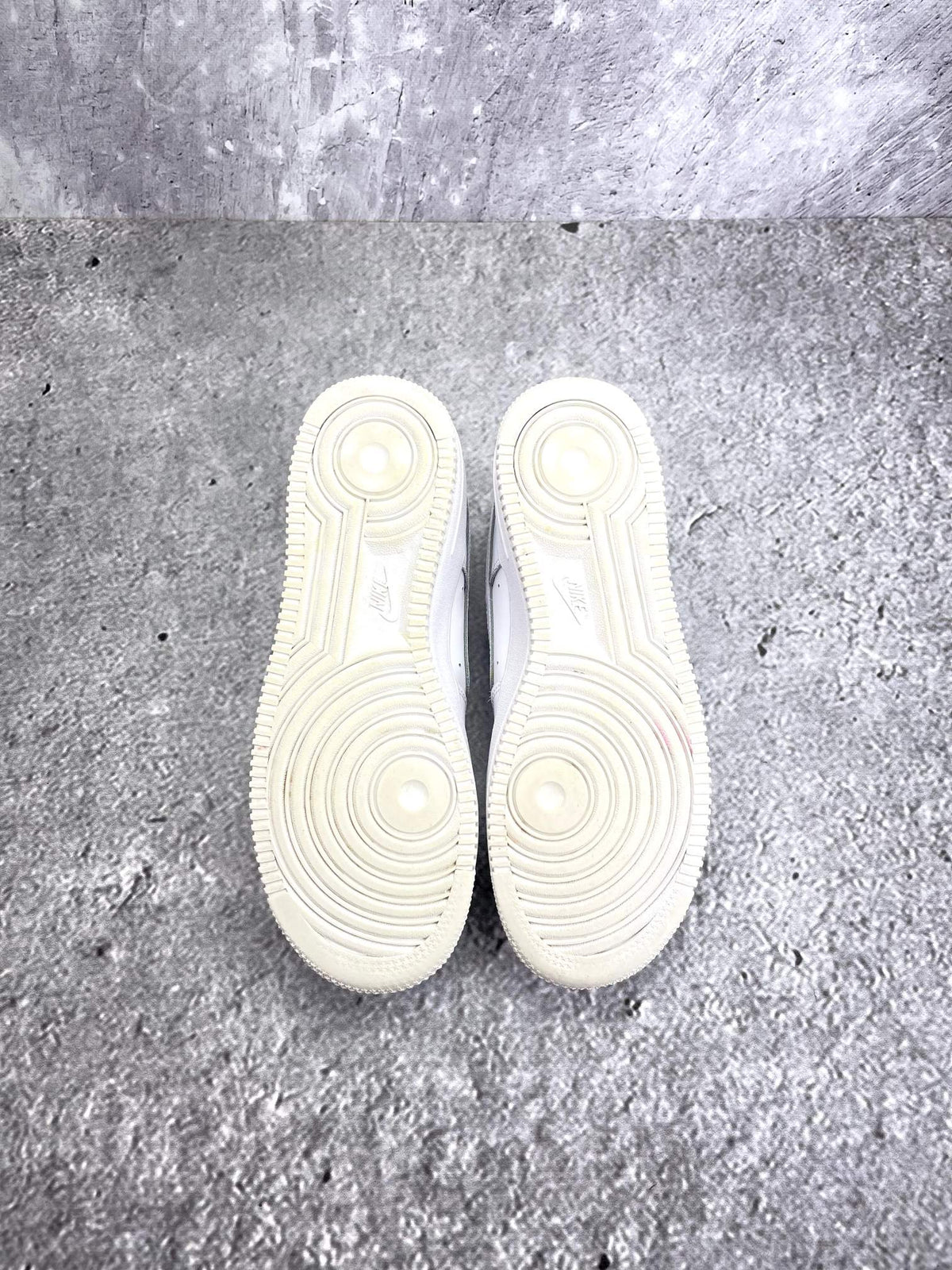 Nike Air Force 1 Low Triple White — buty sportowe damskie w bardzo dobrym stanie rozmiar 39, podeszwa