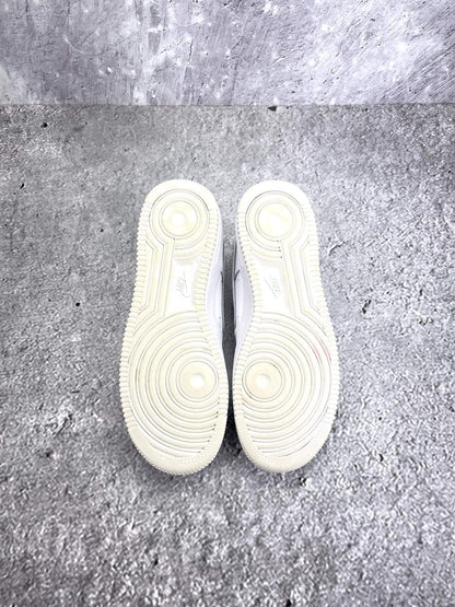 Nike Air Force 1 Low Triple White — buty sportowe damskie w bardzo dobrym stanie rozmiar 39, podeszwa