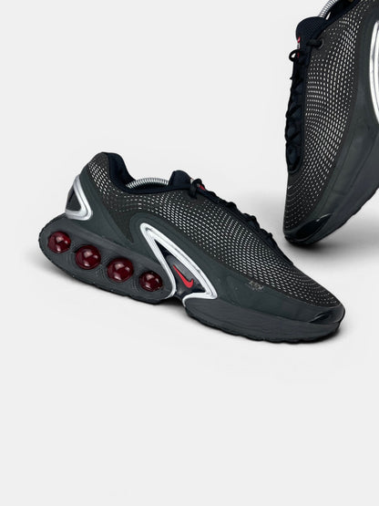 Nike Air Max Dn — buty sportowe męskie w bardzo dobrym stanie rozmiar 45, zewnętrzny panel lewego buta