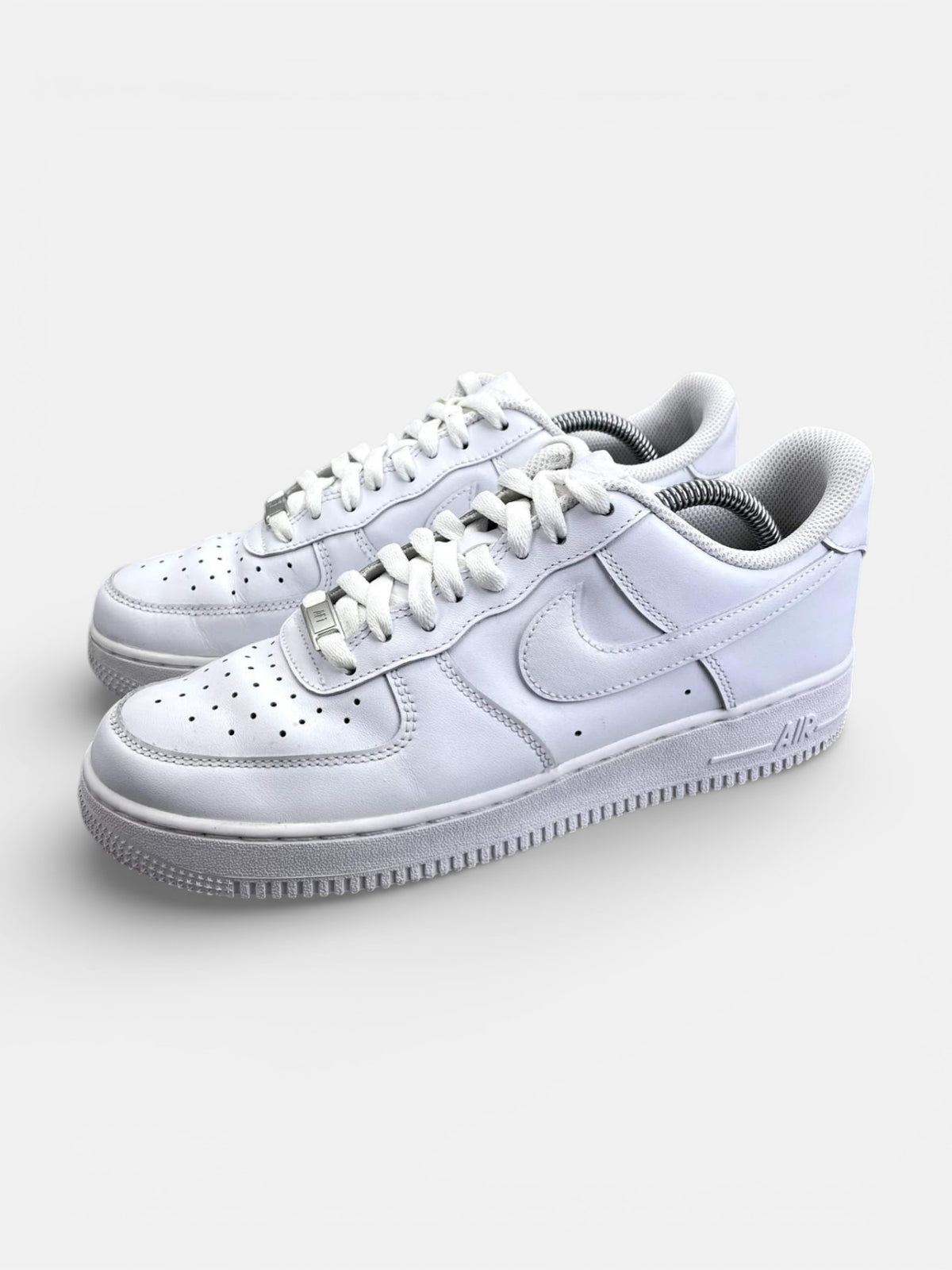 Nike Air Force 1 Low Triple White — buty sportowe męskie w bardzo dobrym stanie rozmiar 41, widok z boku