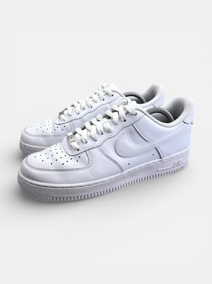 Nike Air Force 1 Low Triple White — buty sportowe męskie w bardzo dobrym stanie rozmiar 41, widok z boku