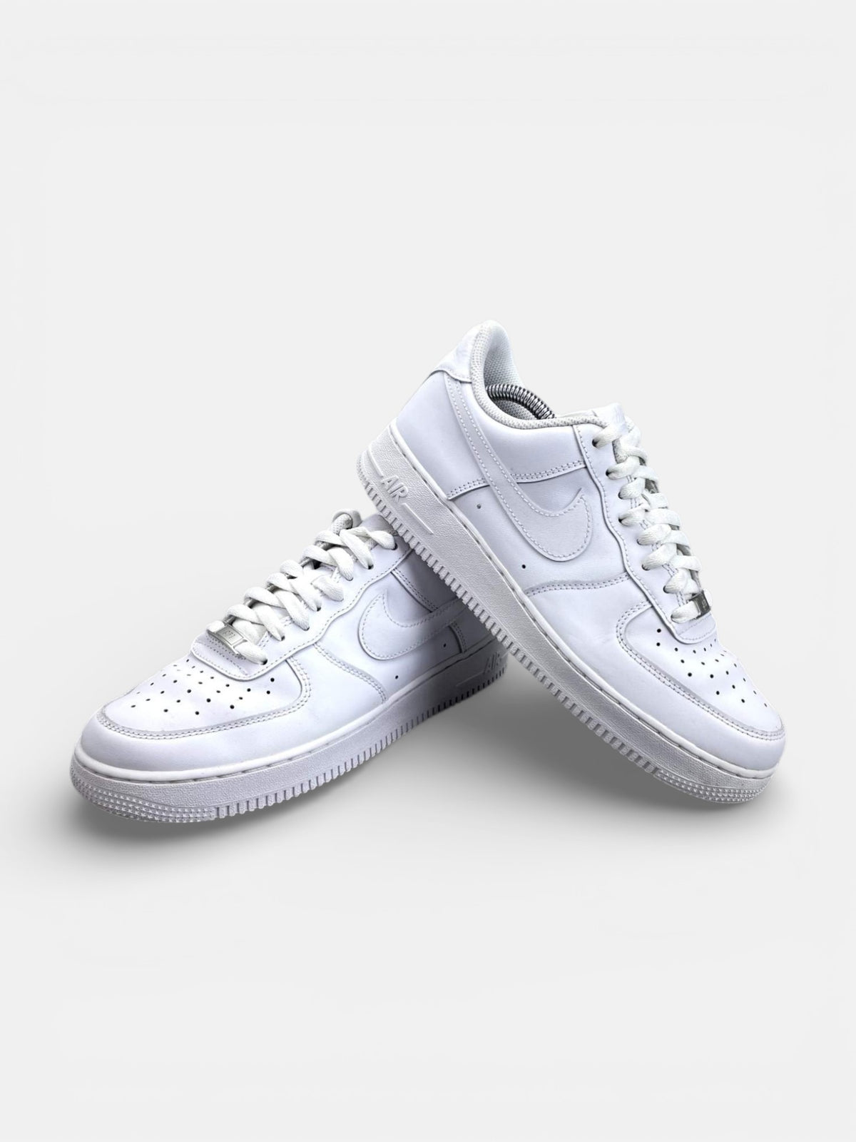Nike Air Force 1 Low Triple White — buty sportowe męskie w bardzo dobrym stanie rozmiar 41, boczny profil