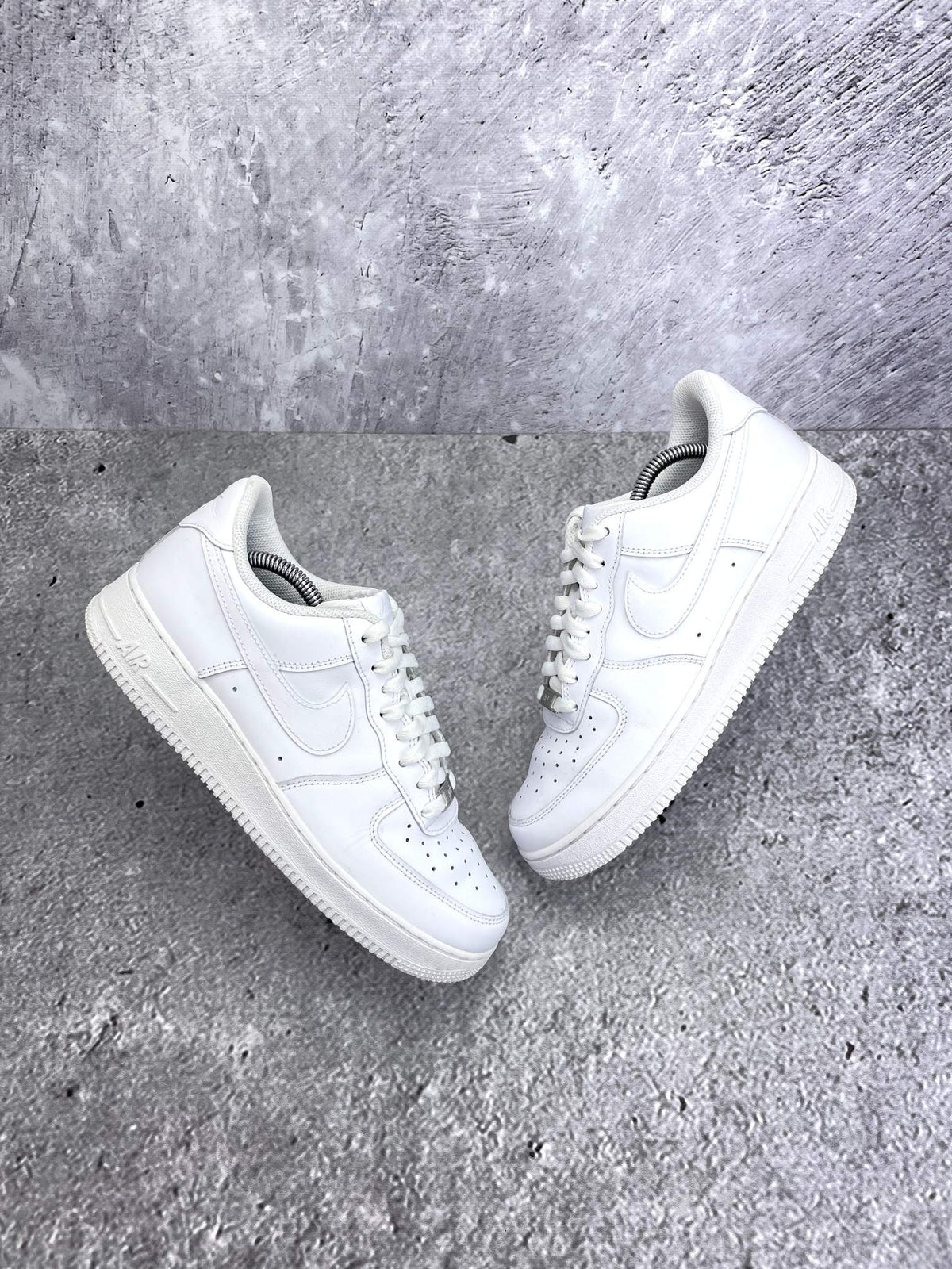 Nike Air Force 1 Low Triple White — buty sportowe męskie w bardzo dobrym stanie rozmiar 41, widok z góry na zewnętrzną stronę butów