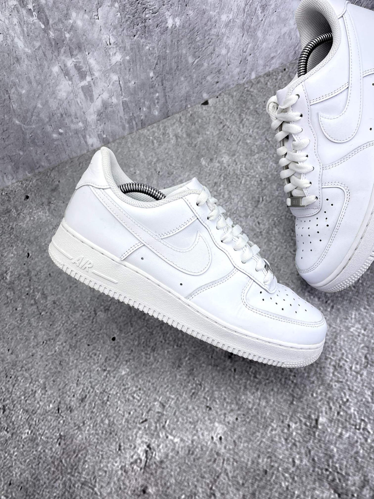 Nike Air Force 1 Low Triple White — buty sportowe męskie w bardzo dobrym stanie rozmiar 41, zewnętrzny panel prawego buta