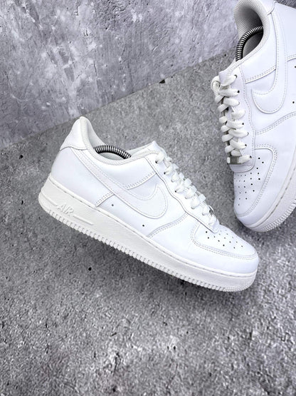 Nike Air Force 1 Low Triple White — buty sportowe męskie w bardzo dobrym stanie rozmiar 41, zewnętrzny panel prawego buta