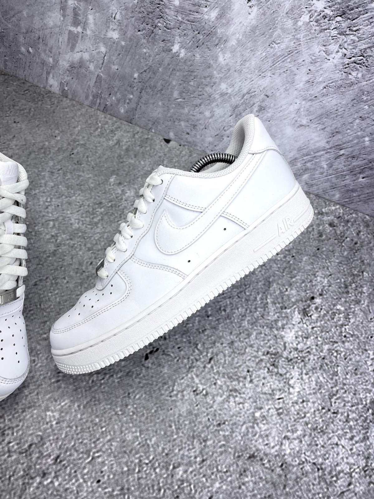 Nike Air Force 1 Low Triple White — buty sportowe męskie w bardzo dobrym stanie rozmiar 41, zewnętrzny panel lewego buta