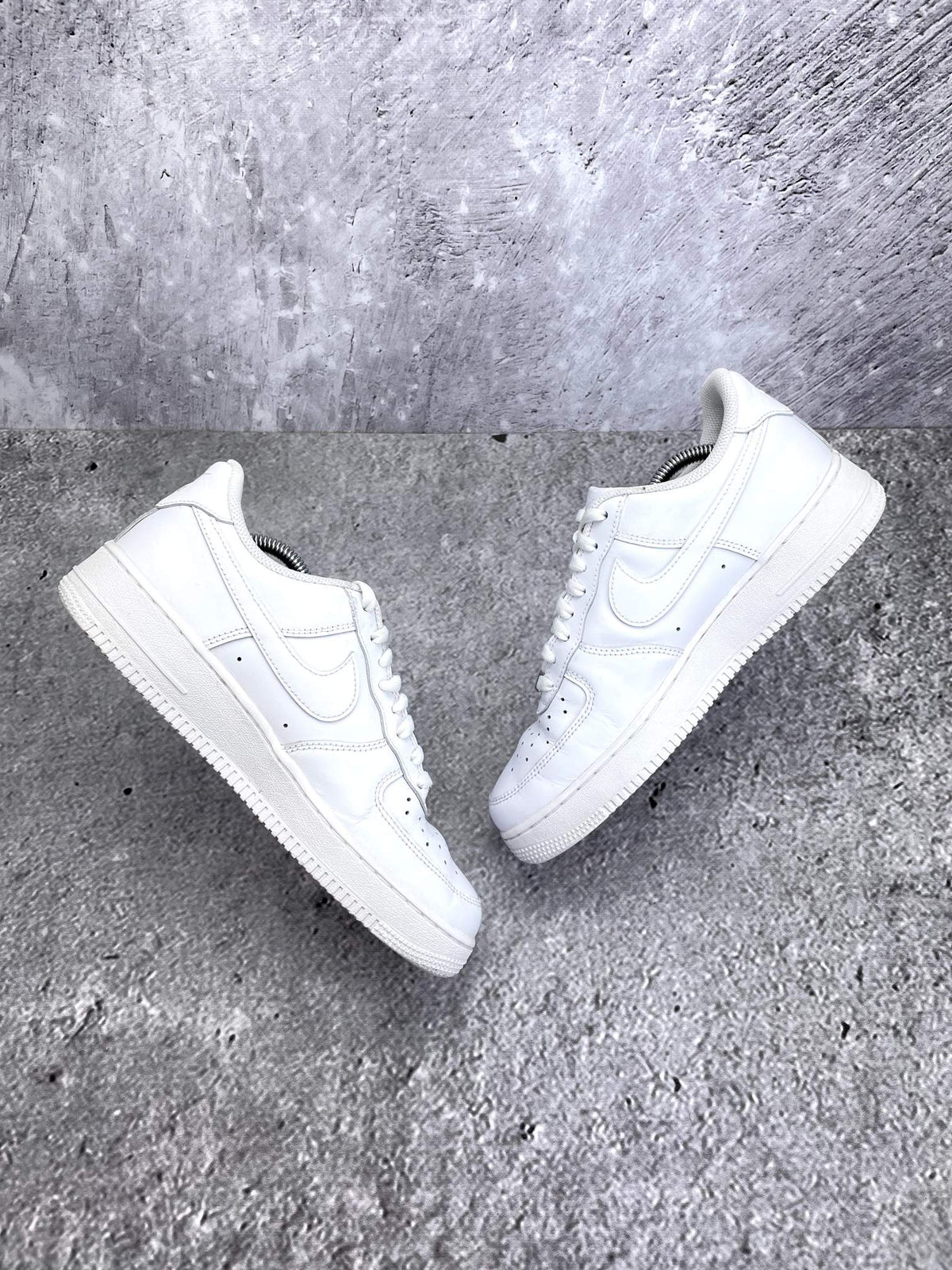 Nike Air Force 1 Low Triple White — buty sportowe męskie w bardzo dobrym stanie rozmiar 41, widok z góry na wewnętrzną stronę butów