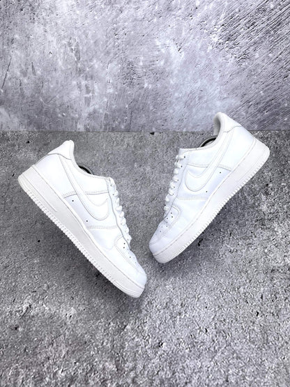 Nike Air Force 1 Low Triple White — buty sportowe męskie w bardzo dobrym stanie rozmiar 41, widok z góry na wewnętrzną stronę butów