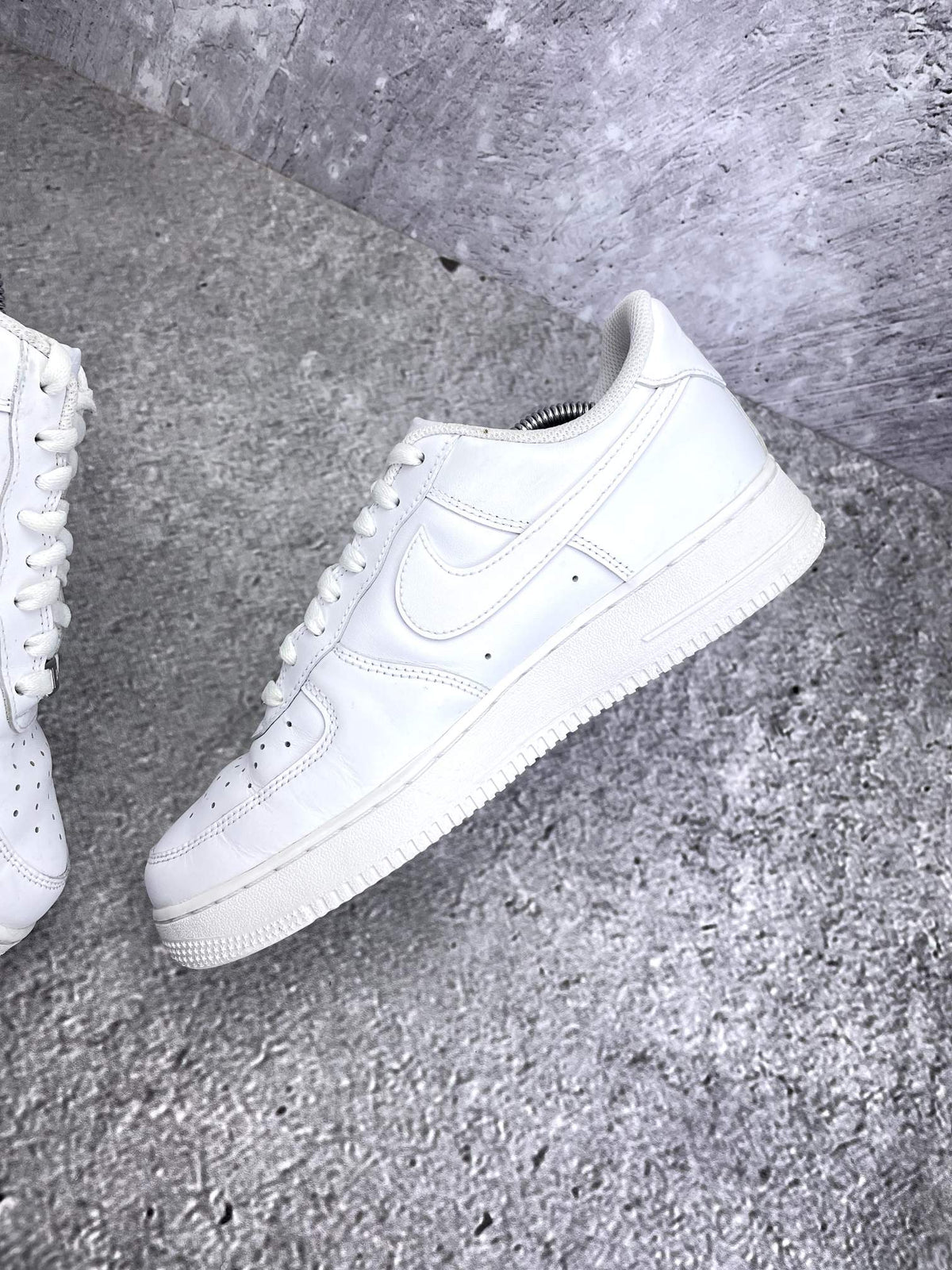 Nike Air Force 1 Low Triple White — buty sportowe męskie w bardzo dobrym stanie rozmiar 41, wewnętrzny panel lewego buta