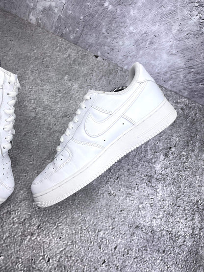 Nike Air Force 1 Low Triple White — buty sportowe męskie w bardzo dobrym stanie rozmiar 41, wewnętrzny panel lewego buta