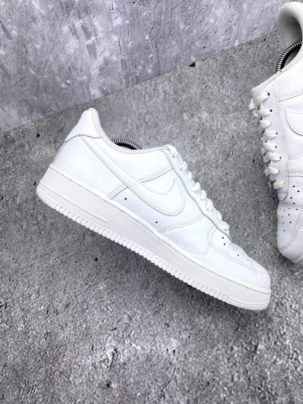 Nike Air Force 1 Low Triple White — buty sportowe męskie w bardzo dobrym stanie rozmiar 41, wewnętrzny panel prawego buta