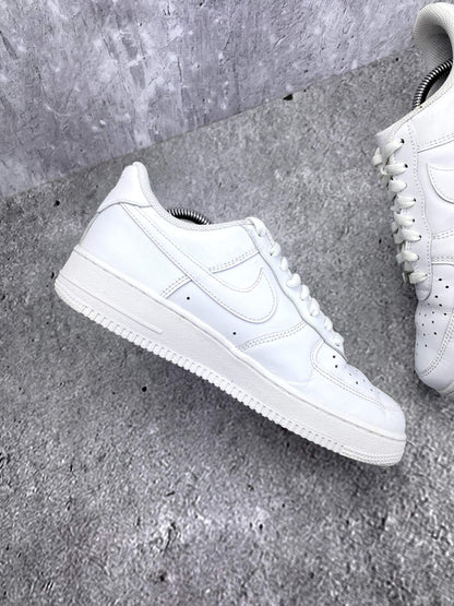 Nike Air Force 1 Low Triple White — buty sportowe męskie w bardzo dobrym stanie rozmiar 41, wewnętrzny panel prawego buta
