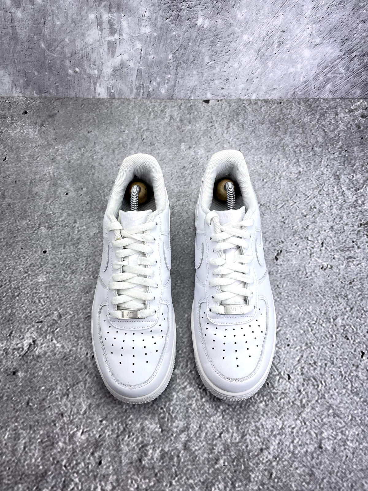 Nike Air Force 1 Low Triple White — buty sportowe męskie w bardzo dobrym stanie rozmiar 41, widok z góry