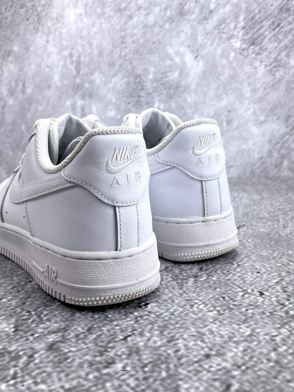 Nike Air Force 1 Low Triple White — buty sportowe męskie w bardzo dobrym stanie rozmiar 41, widok z tyłu