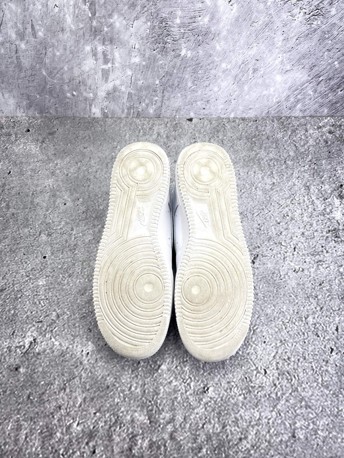 Nike Air Force 1 Low Triple White — buty sportowe męskie w bardzo dobrym stanie rozmiar 41, podeszwa