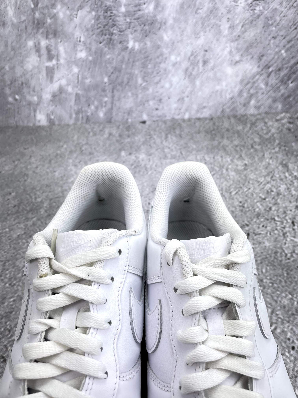 Nike Air Force 1 Low Triple White — buty sportowe męskie w bardzo dobrym stanie rozmiar 41, zapiętki butów