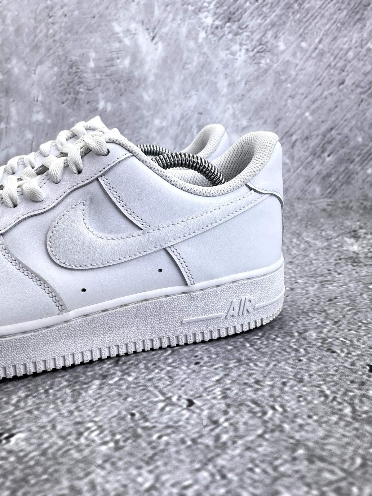 Nike Air Force 1 Low Triple White — buty sportowe męskie w bardzo dobrym stanie rozmiar 41, opcjonalne zdjęcie 1