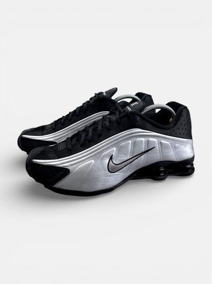 Nike Shox R4 Black Silver — buty sportowe męskie w bardzo dobrym stanie rozmiar 43, widok z boku