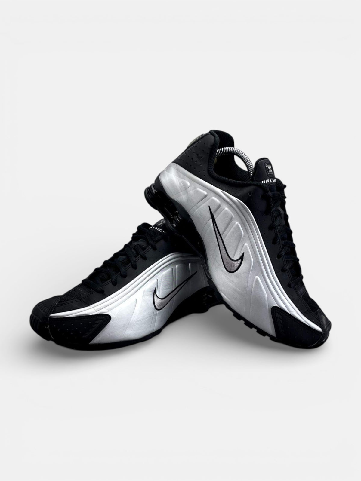 Nike Shox R4 Black Silver — buty sportowe męskie w bardzo dobrym stanie rozmiar 43, boczny profil