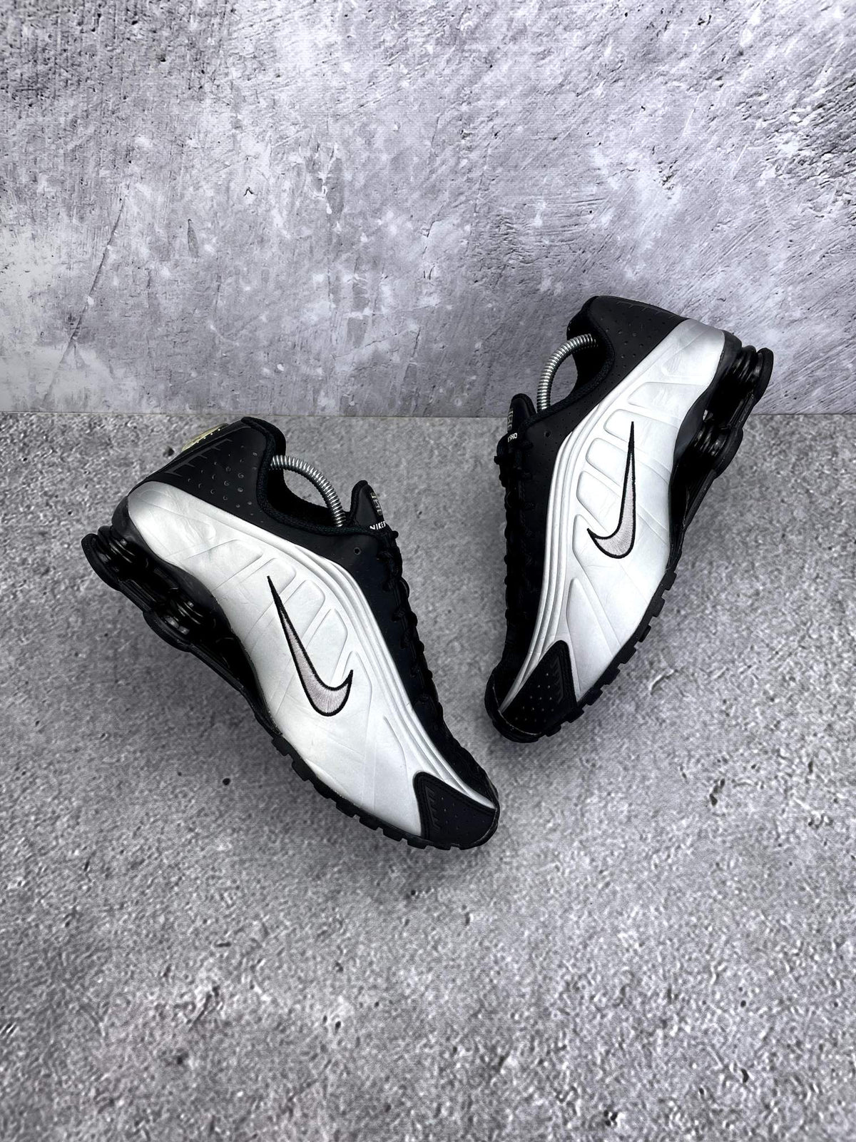 Nike Shox R4 Black Silver — buty sportowe męskie w bardzo dobrym stanie rozmiar 43, widok z góry na zewnętrzną stronę butów