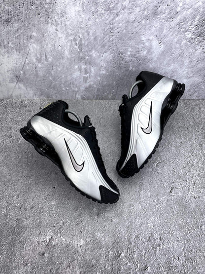 Nike Shox R4 Black Silver — buty sportowe męskie w bardzo dobrym stanie rozmiar 43, widok z góry na zewnętrzną stronę butów