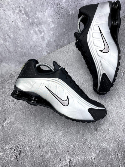Nike Shox R4 Black Silver — buty sportowe męskie w bardzo dobrym stanie rozmiar 43, zewnętrzny panel prawego buta