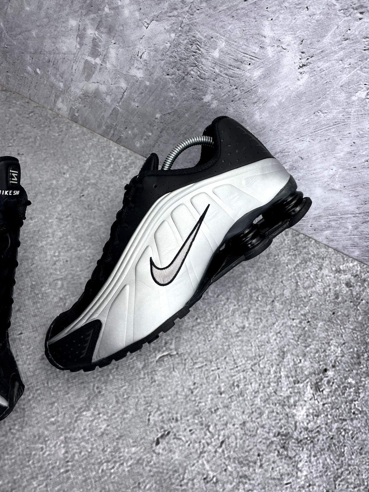 Nike Shox R4 Black Silver — buty sportowe męskie w bardzo dobrym stanie rozmiar 43, zewnętrzny panel lewego buta