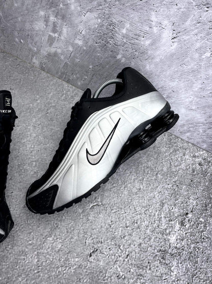 Nike Shox R4 Black Silver — buty sportowe męskie w bardzo dobrym stanie rozmiar 43, zewnętrzny panel lewego buta
