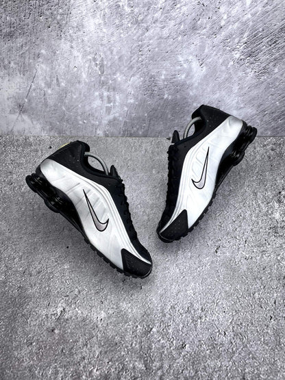 Nike Shox R4 Black Silver — buty sportowe męskie w bardzo dobrym stanie rozmiar 43, widok z góry na wewnętrzną stronę butów