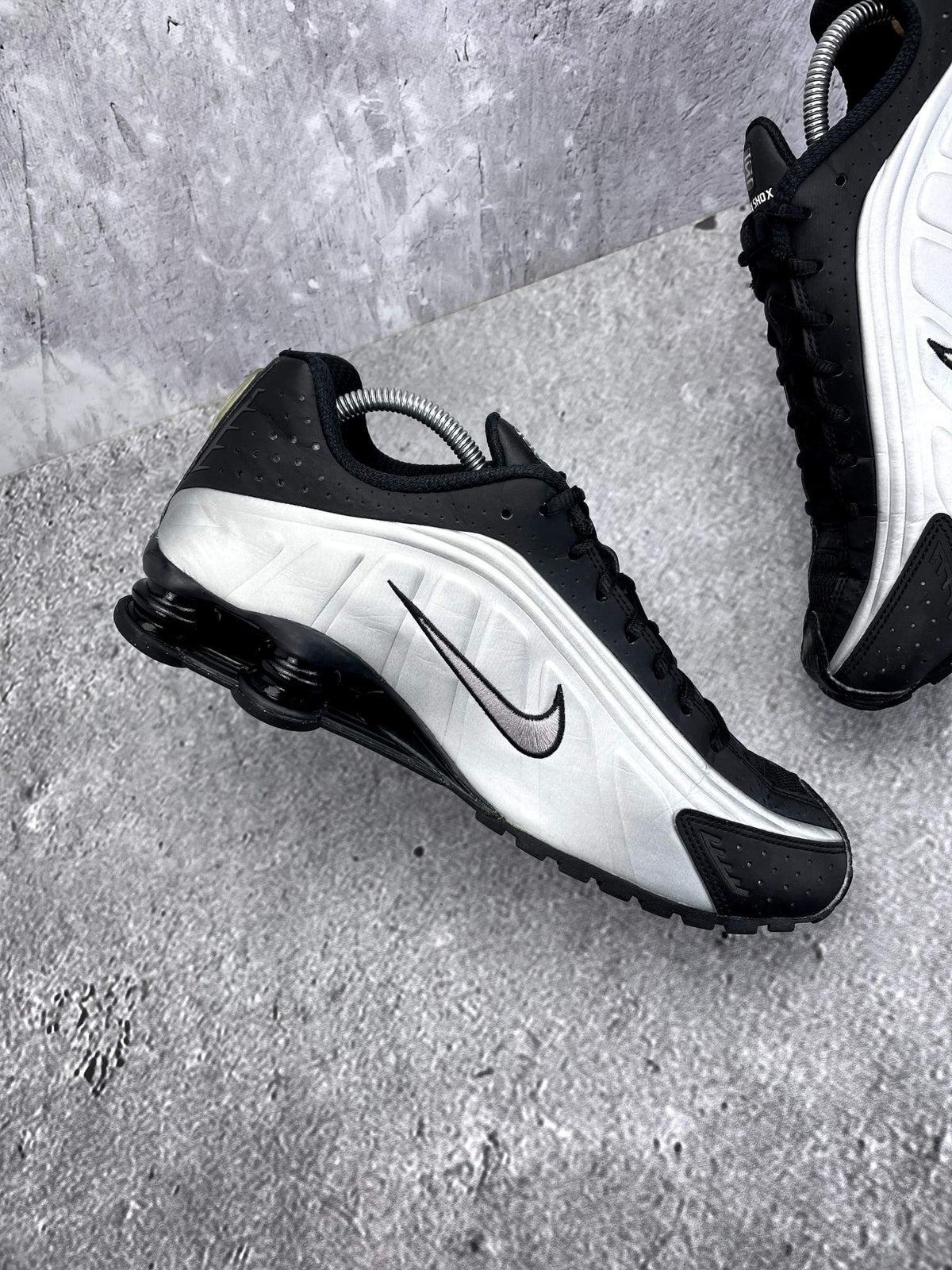Nike Shox R4 Black Silver — buty sportowe męskie w bardzo dobrym stanie rozmiar 43, wewnętrzny panel lewego buta