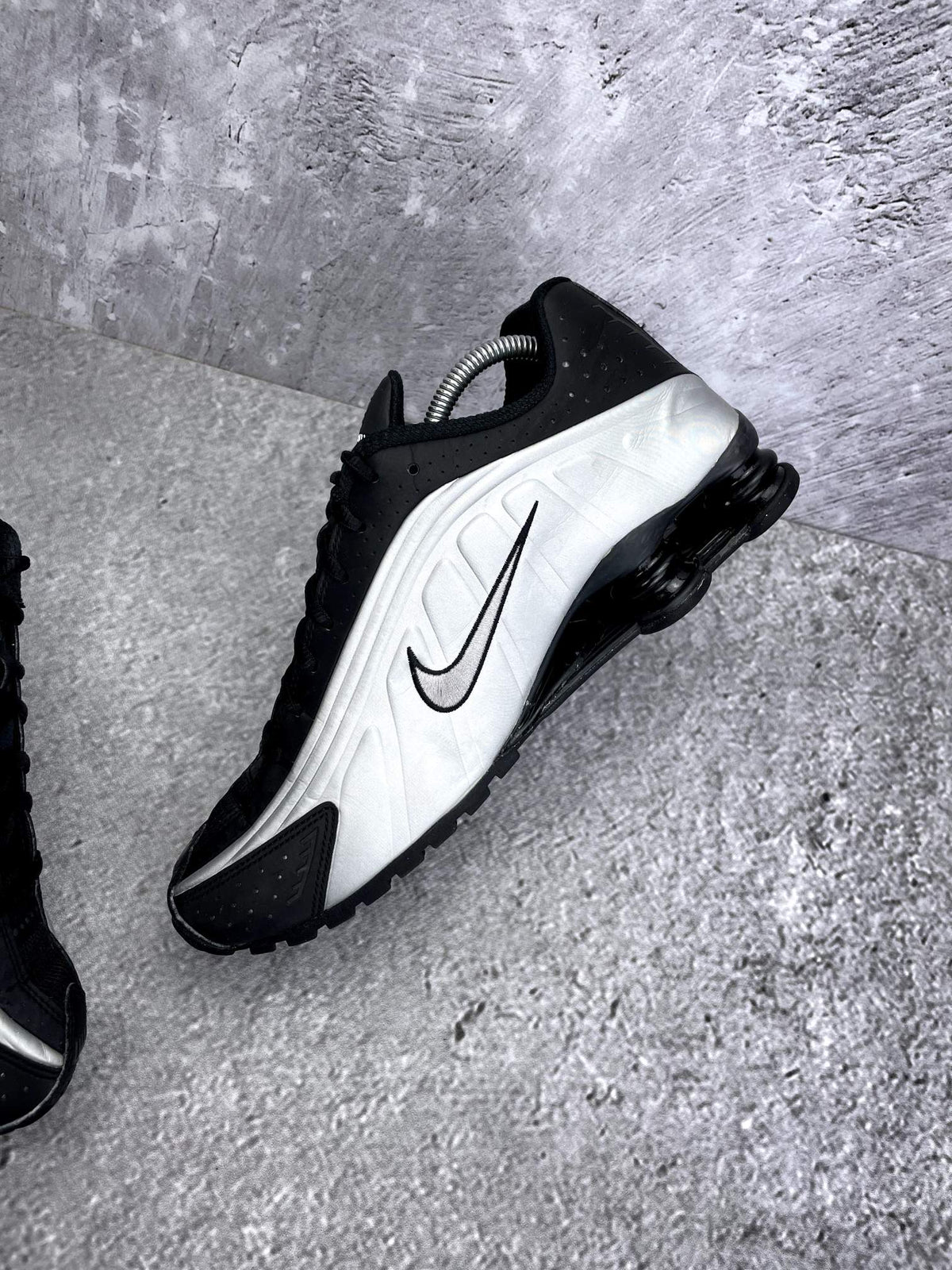 Nike Shox R4 Black Silver — buty sportowe męskie w bardzo dobrym stanie rozmiar 43, wewnętrzny panel prawego buta