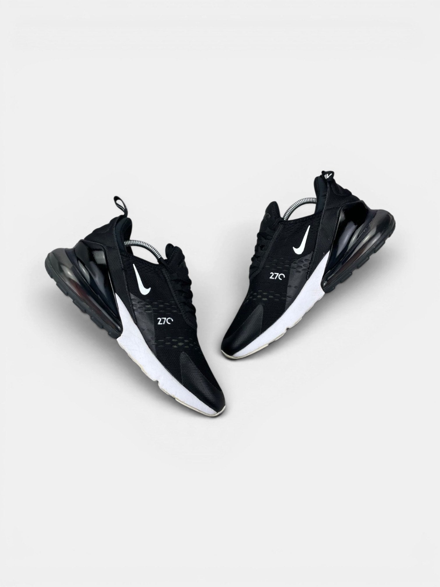 Nike Air Max 270 Black White — buty sportowe męskie w bardzo dobrym stanie rozmiar 43, zewnętrzny panel prawego buta