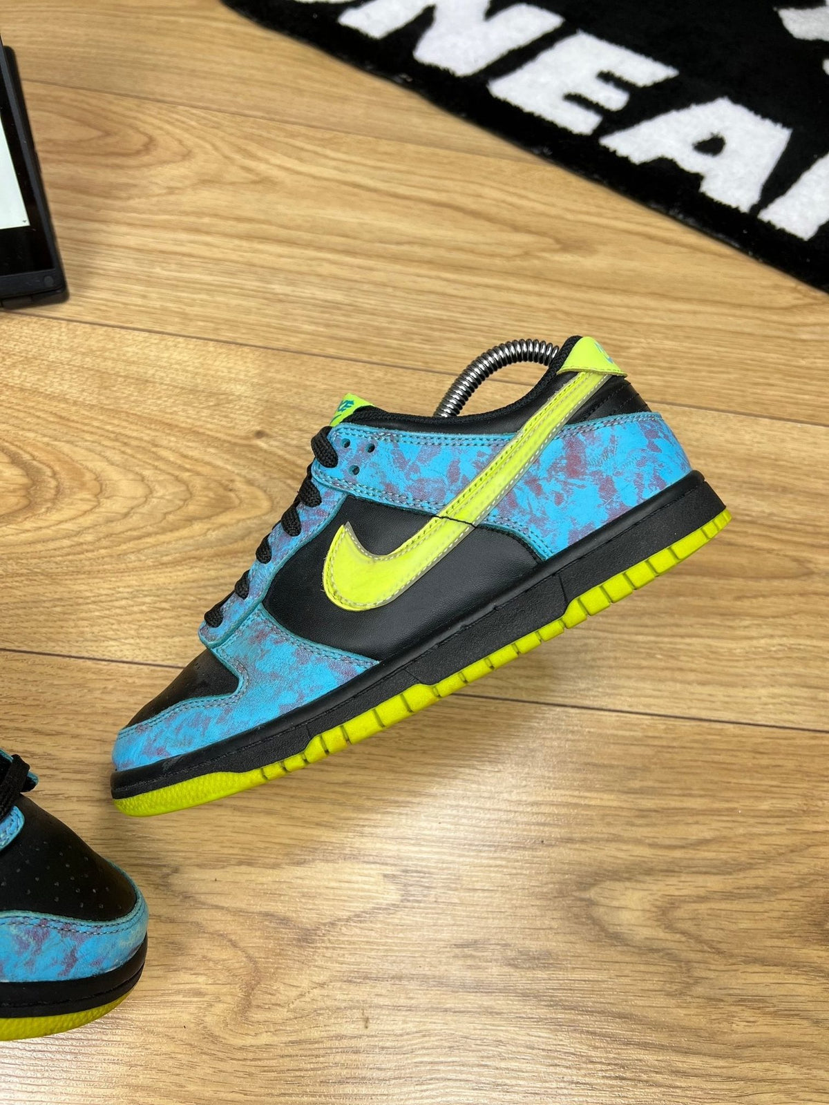 Nike Dunk Low SE Let's Dance — buty sportowe damskie w dobrym stanie rozmiar 37.5, zewnętrzny panel lewego buta