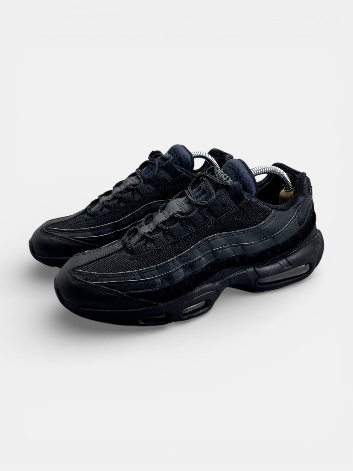 Nike Air Max 95 Essential Triple Black — buty sportowe męskie w bardzo dobrym stanie rozmiar 43, widok z boku