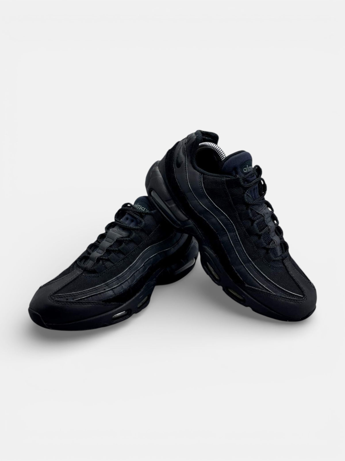 Nike Air Max 95 Essential Triple Black — buty sportowe męskie w bardzo dobrym stanie rozmiar 43, boczny profil