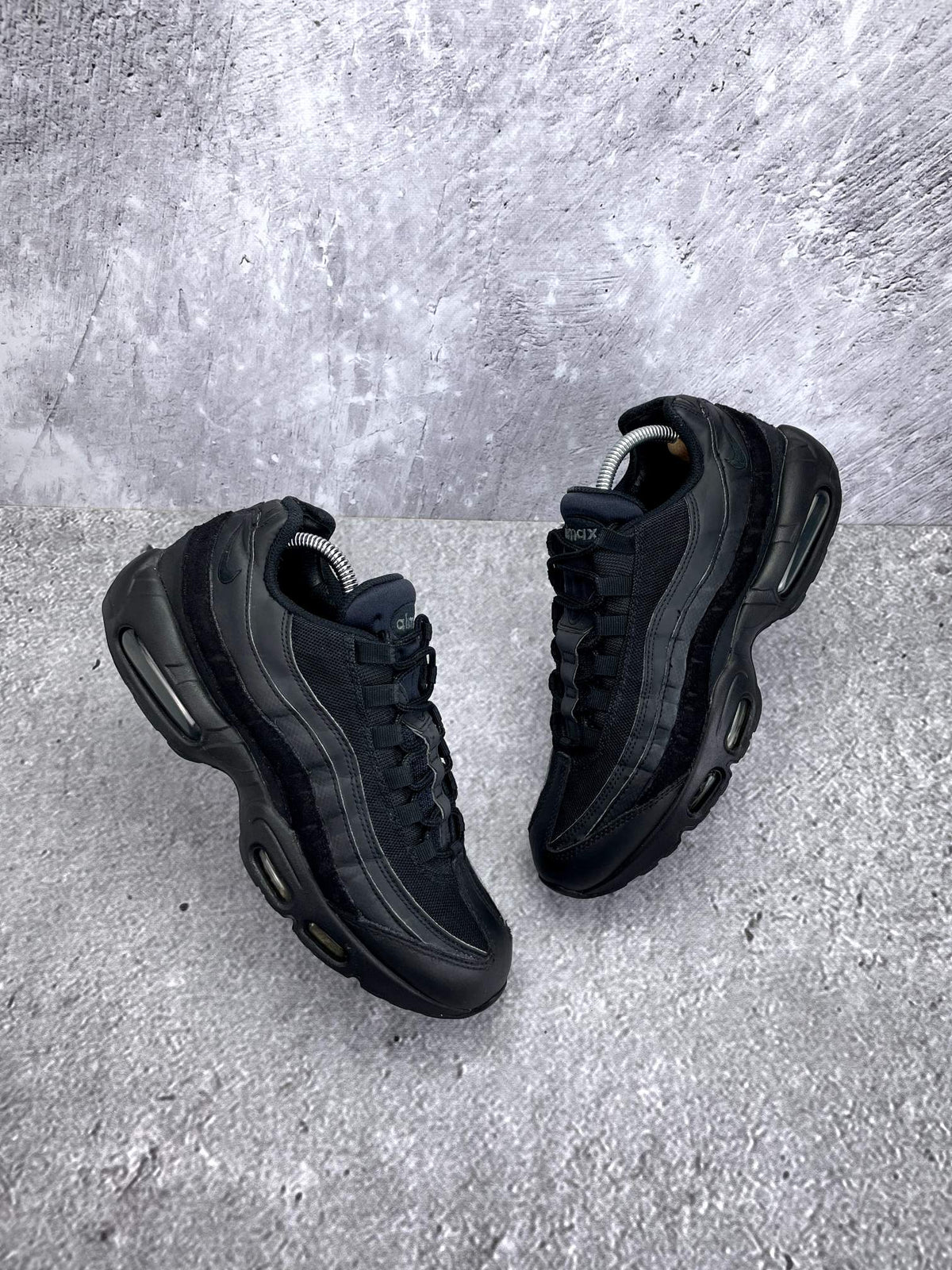 Nike Air Max 95 Essential Triple Black — buty sportowe męskie w bardzo dobrym stanie rozmiar 43, widok z góry na zewnętrzną stronę butów