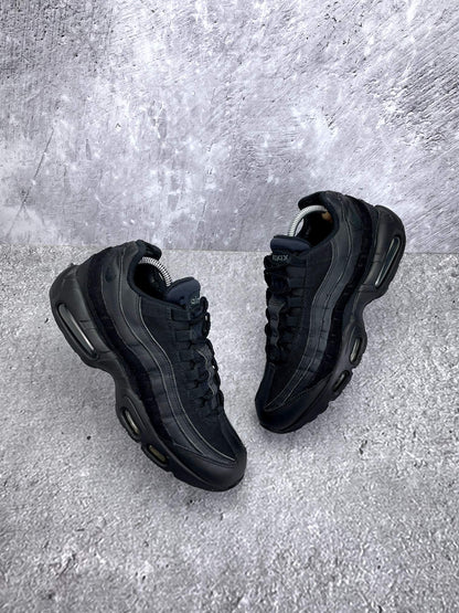 Nike Air Max 95 Essential Triple Black — buty sportowe męskie w bardzo dobrym stanie rozmiar 43, widok z góry na zewnętrzną stronę butów