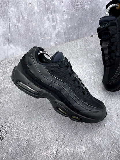 Nike Air Max 95 Essential Triple Black — buty sportowe męskie w bardzo dobrym stanie rozmiar 43, zewnętrzny panel prawego buta