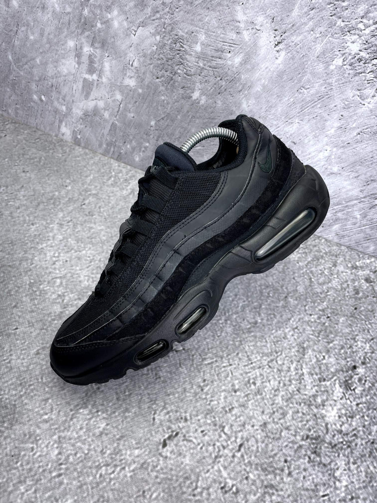 Nike Air Max 95 Essential Triple Black — buty sportowe męskie w bardzo dobrym stanie rozmiar 43, zewnętrzny panel lewego buta