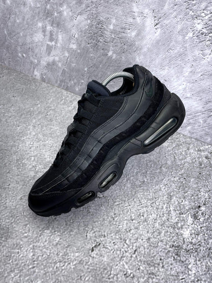 Nike Air Max 95 Essential Triple Black — buty sportowe męskie w bardzo dobrym stanie rozmiar 43, zewnętrzny panel lewego buta