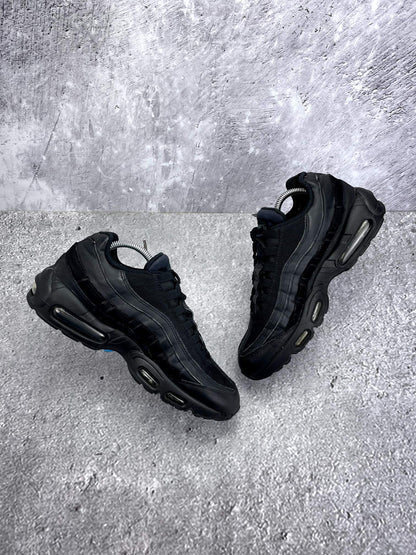 Nike Air Max 95 Essential Triple Black — buty sportowe męskie w bardzo dobrym stanie rozmiar 43, widok z góry na wewnętrzną stronę butów